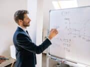 Piramida Keuangan: Pengertian dan Urutan Lengkapnya! Piramida Keuangan