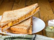 Generasi Sandwich: Pengertian, Dampak, dan Cara Mengatasinya Generasi Sandwich