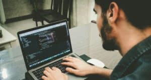 Gaji Software Engineer di Indonesia 2024: Lebih dari UMR! Gaji Software Engineer di Indonesia