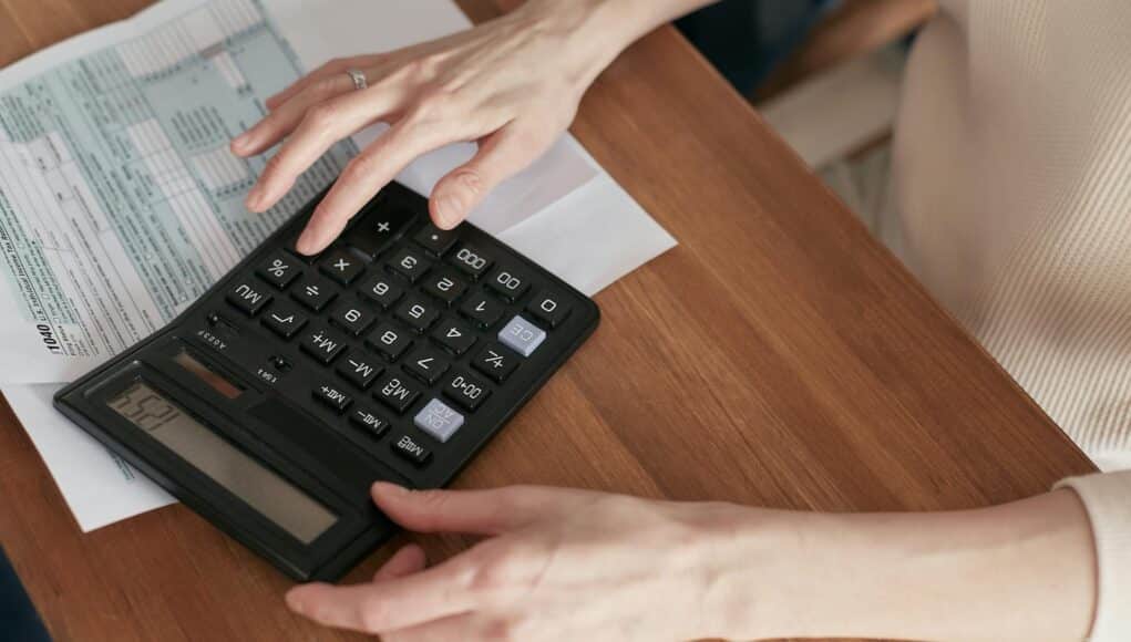 Perbedaan Biaya Tetap dan Biaya Variabel