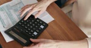 Perbedaan Biaya Tetap dan Biaya Variabel dan Cara Menghitungnya Perbedaan Biaya Tetap dan Biaya Variabel