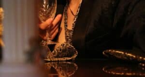 Apa Itu Hedonisme? Pengertian, Contoh, dan Cara Mengatasinya Apa Itu Hedonisme